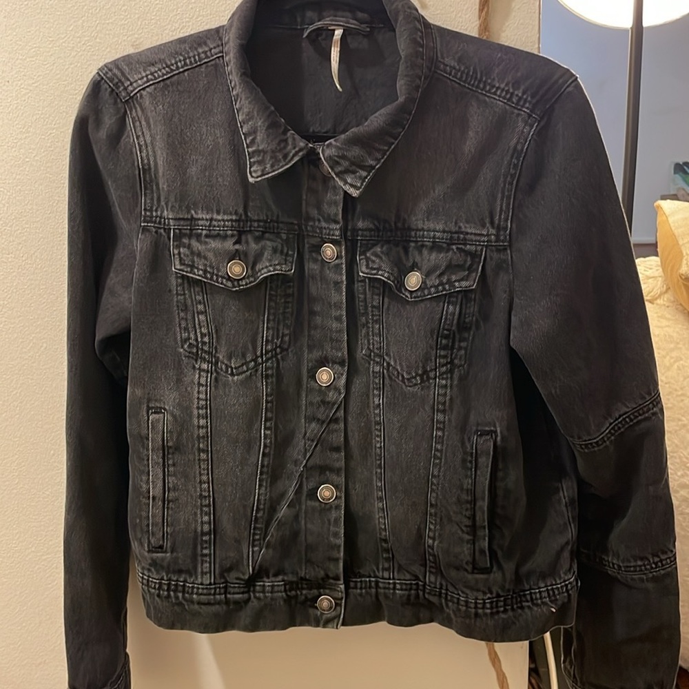 FREE PEOPLE black denim jacket. EUC %100 cotton.